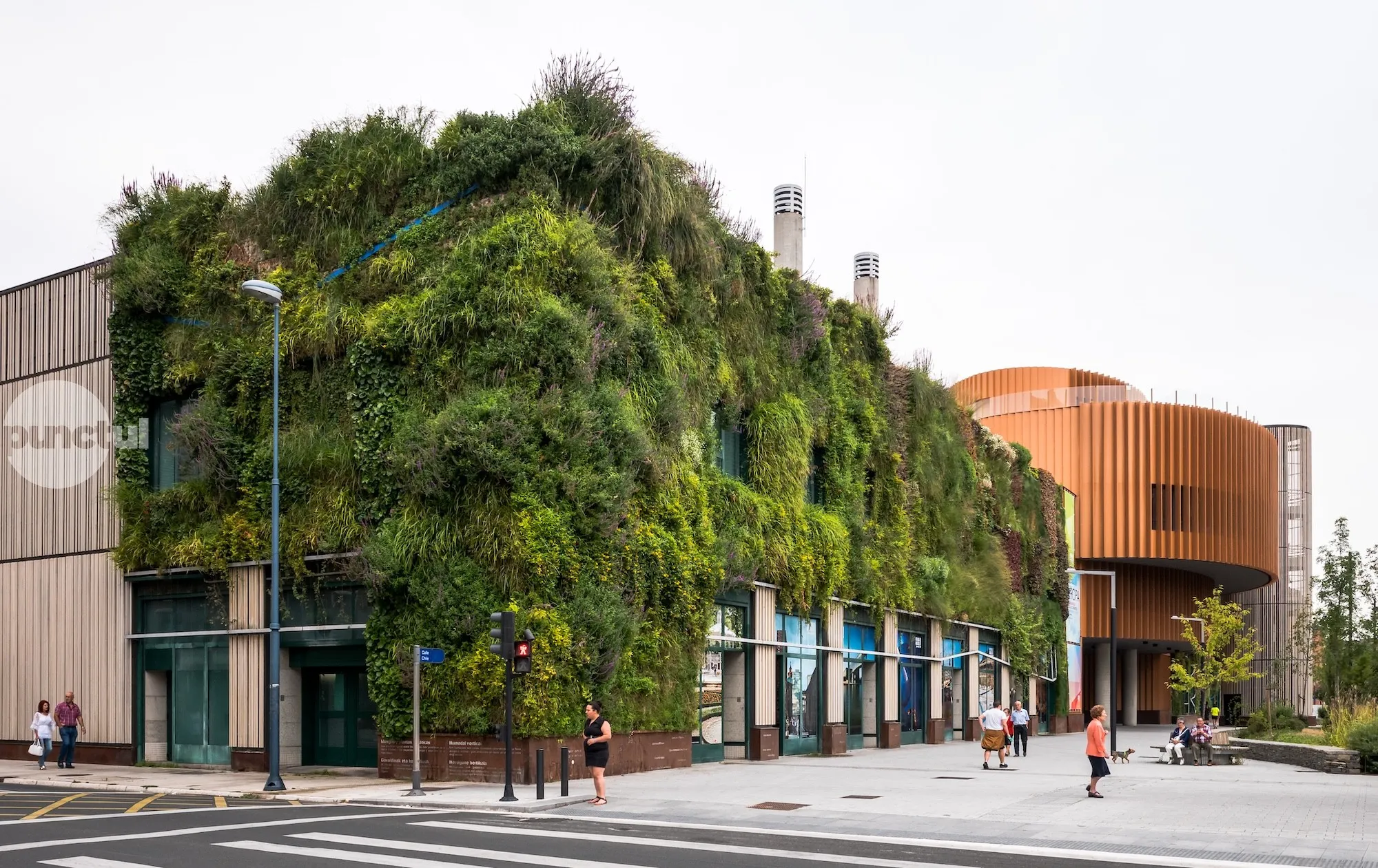 Modern parkolási megoldások, robotok és zöld homlokzatok – három minta Marosvásárhely számára