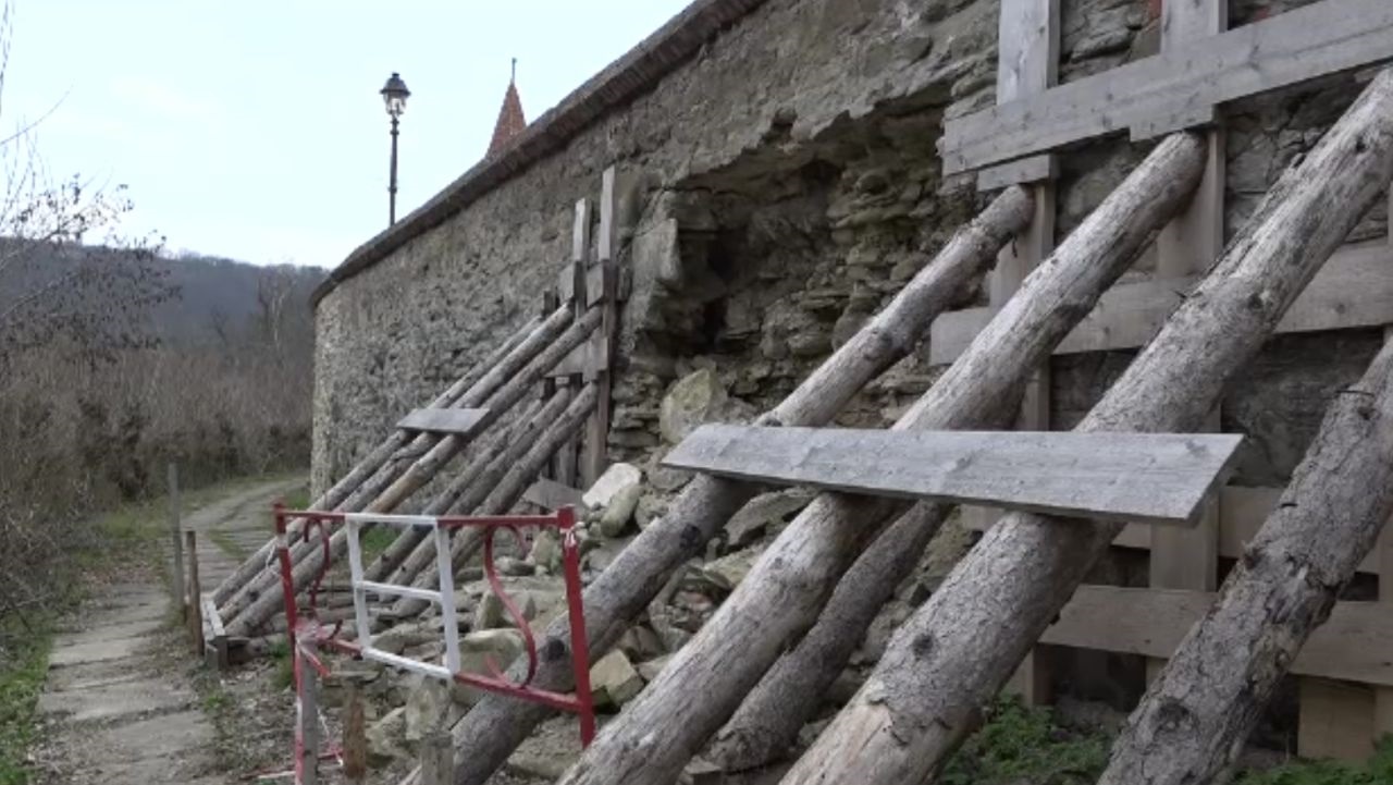 Veszélyben egy több mint 700 éves örökség: omladoznak segesvári vár falai