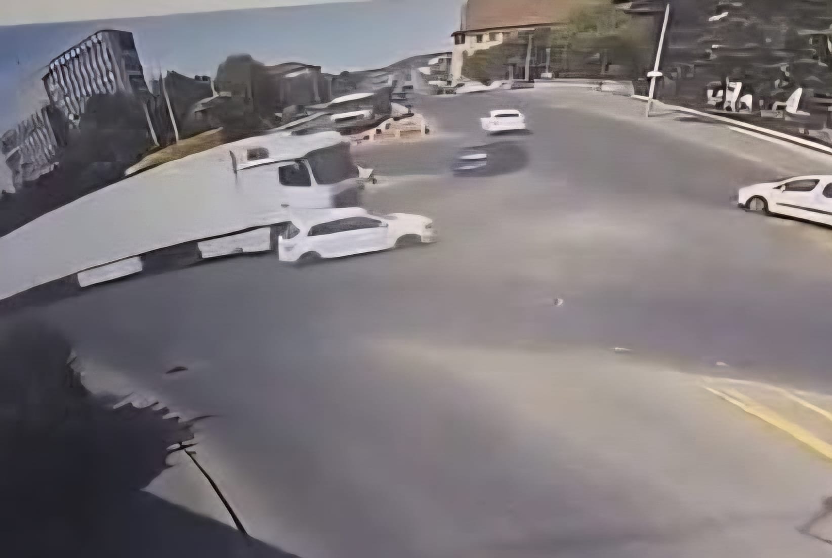 Fekete pont a forgalomszabályozás régóta tartó késlekedése miatt az Aranykakas körforgalomban, ahol a balesetek sajnos egymást követik.