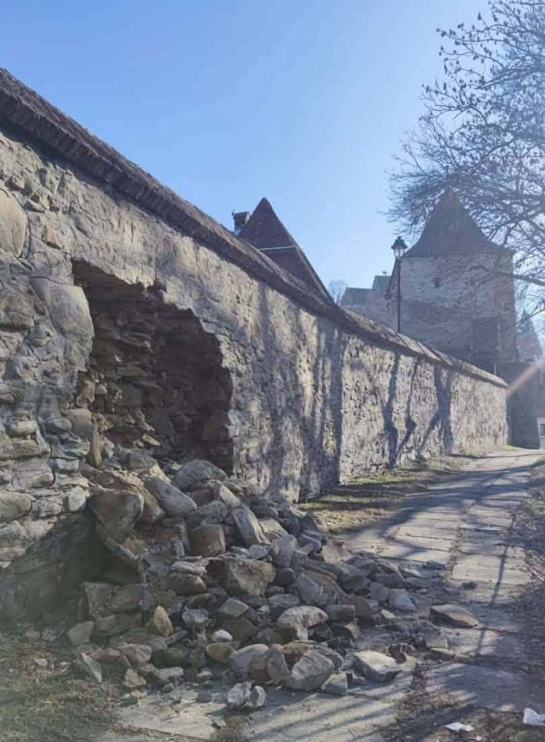 Fekete pont a segesvári várfal folyamatos állagromlása miatt