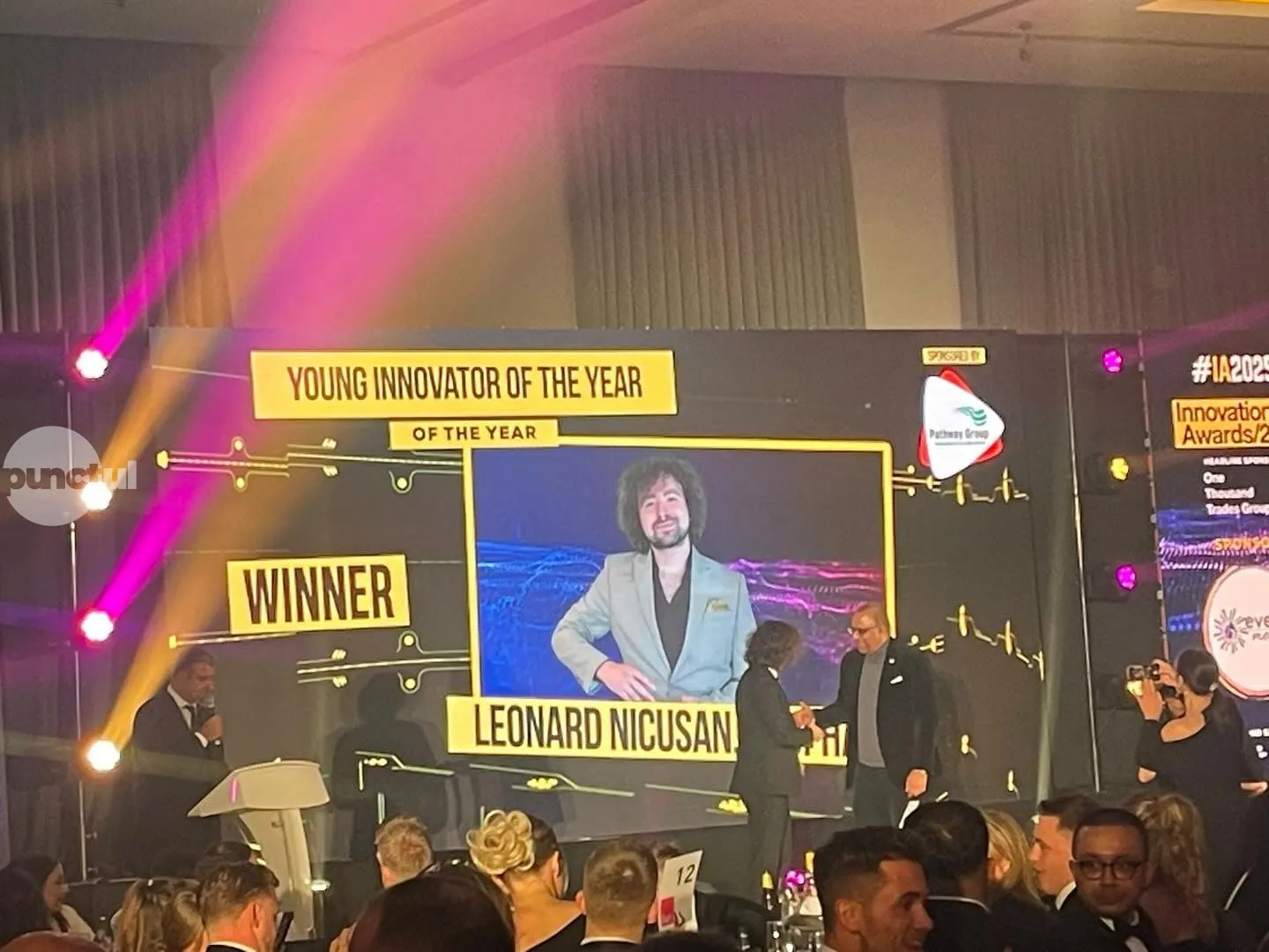 Piros pont a marosvásárhelyi Andrei Leonard Nicușannak, akit a Brit Vegyészmérnöki Intézet díjazott