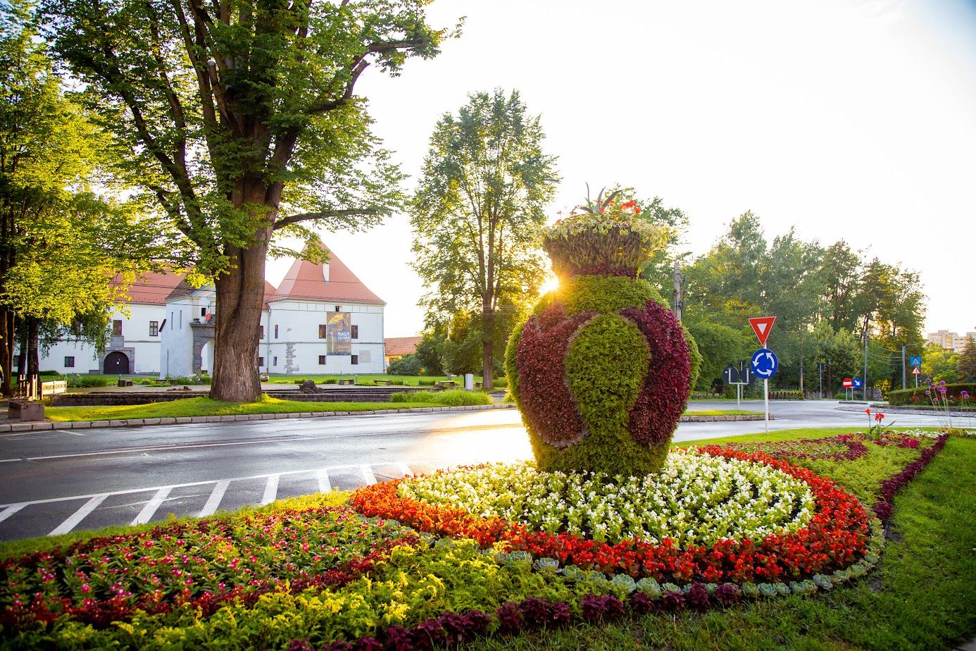 Közös munkával szépül Csíkszereda: újra indul a virágültetési program