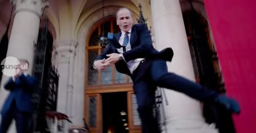 VIDEÓ – Hegedűs Zsolt újra táncra perdült a Parlament előtt