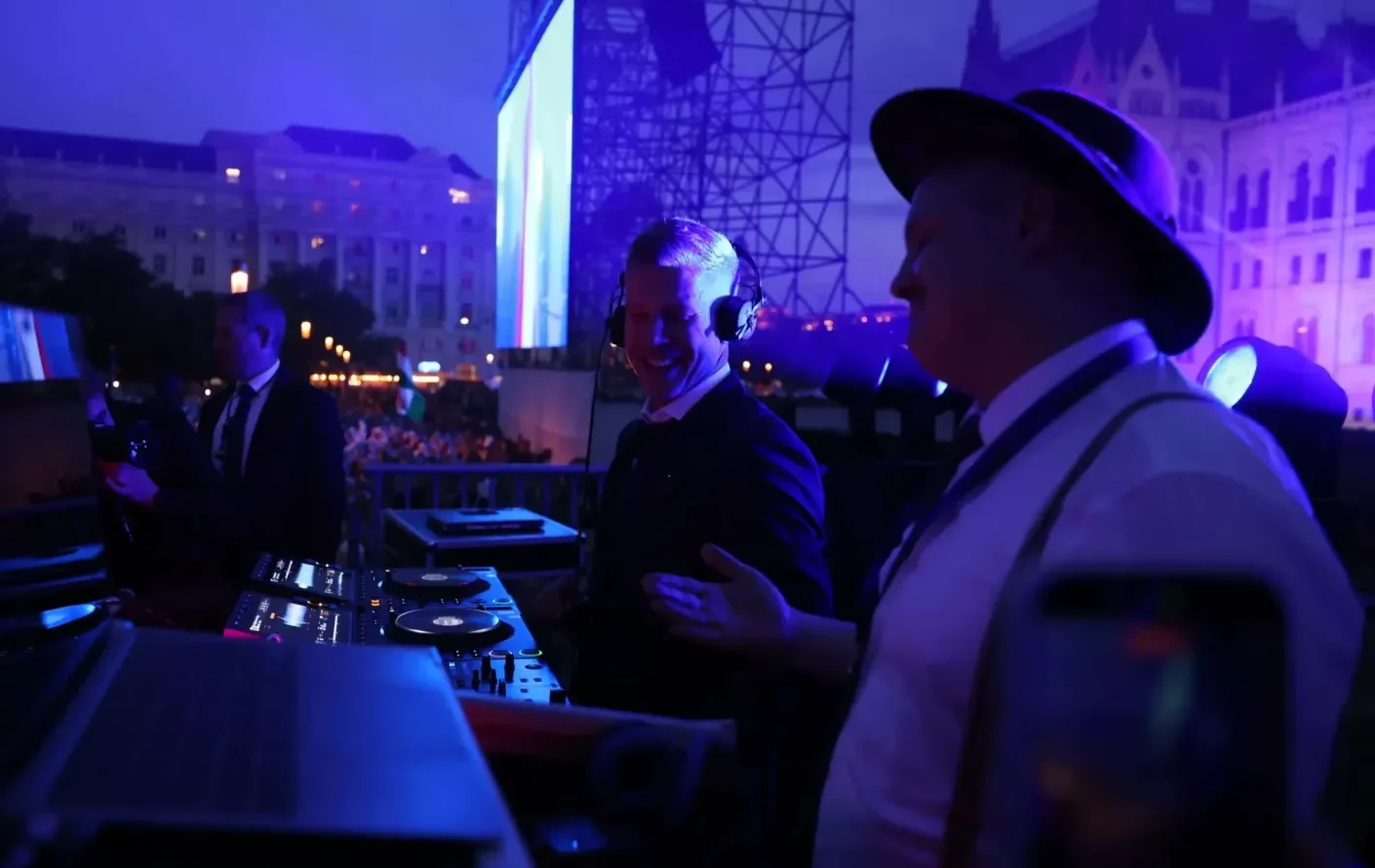 VIDEÓ – Magyar Péter a DJ pult mögé állt a történelmi űkormányváltás után