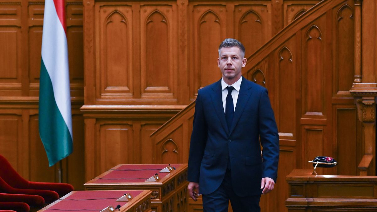 A rendszerváltás első napja – Ünnepélyes keretek között megválasztották miniszterelnöknek Magyar Pétert 