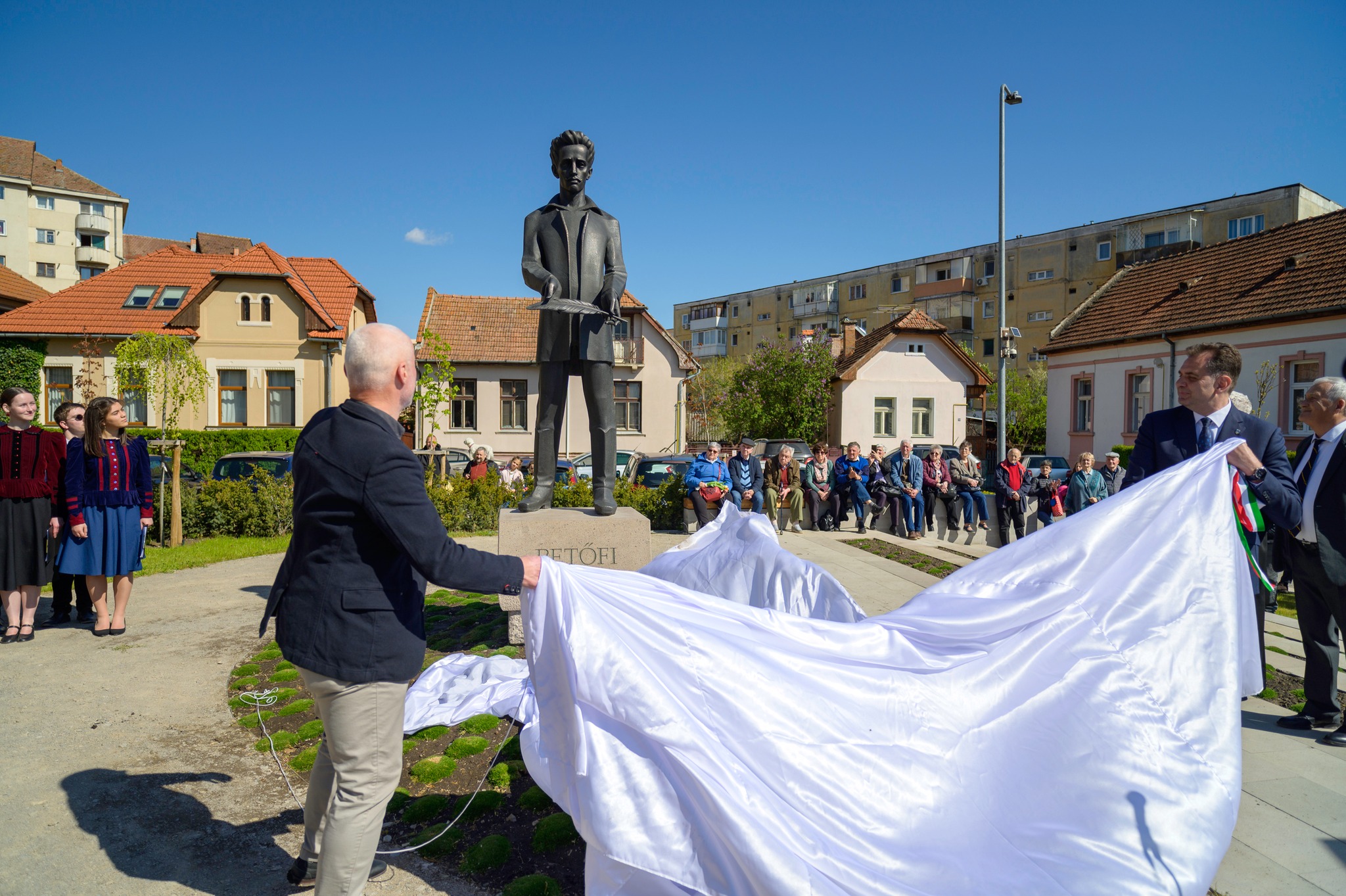 FOTÓ – Sepsiszentgyörgyön átadták a Petőfi parkot és felavatták Petőfi Sándor szobrát