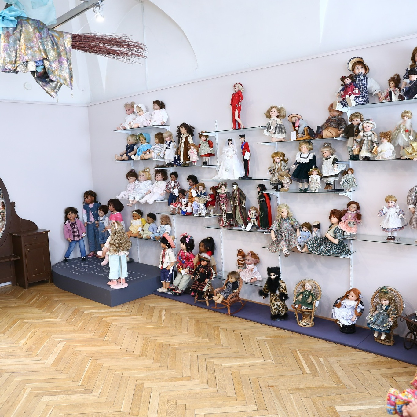 Miniatűr világ – Babamesék címmel nyílik kiállítás Jancsó Melinda gyűjteményéből Marosvásárhelyen