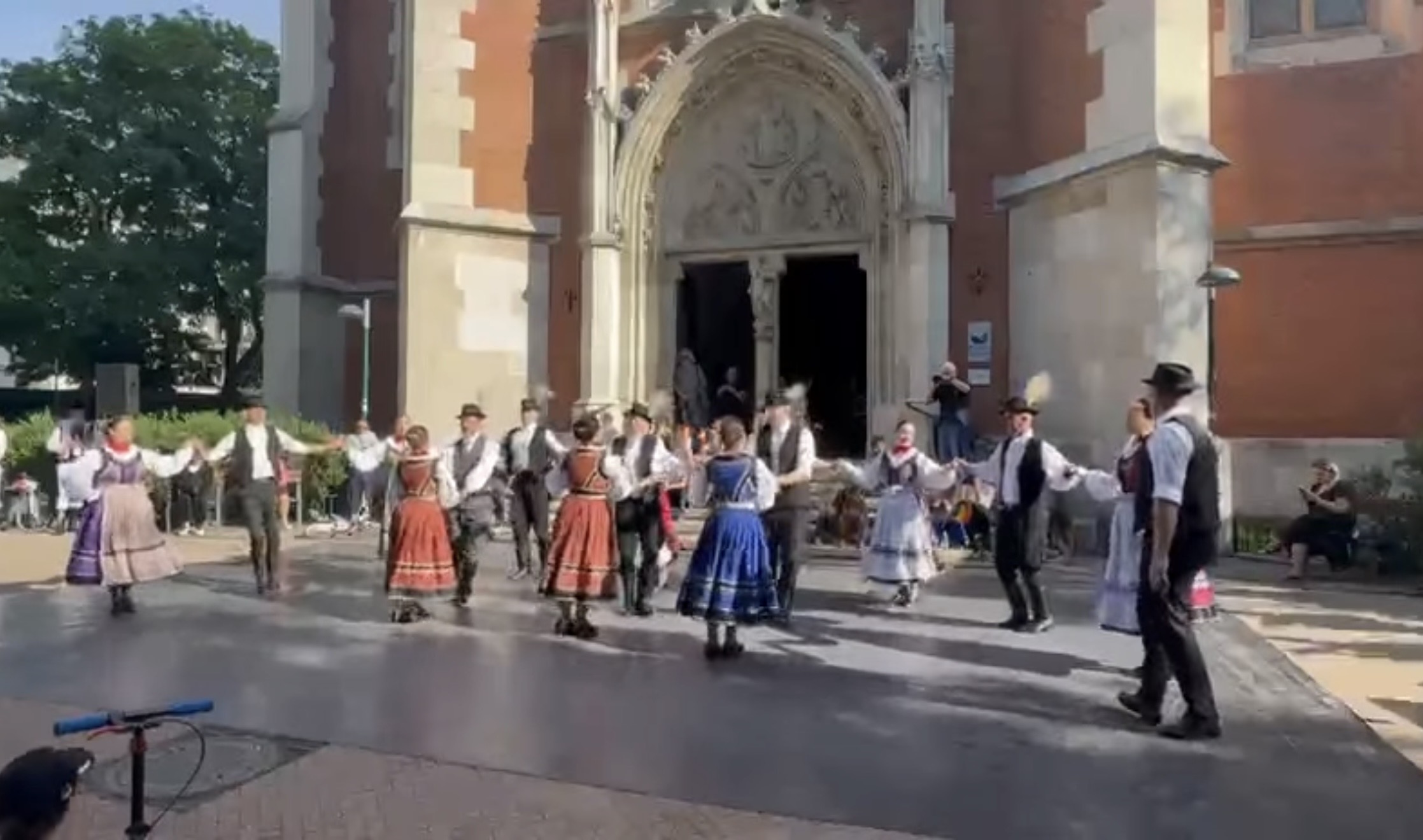 VIDEÓ – Büszke lehet rájuk Marosvásárhely: nagy sikert aratott Bécsben a Maros Művészegyüttes