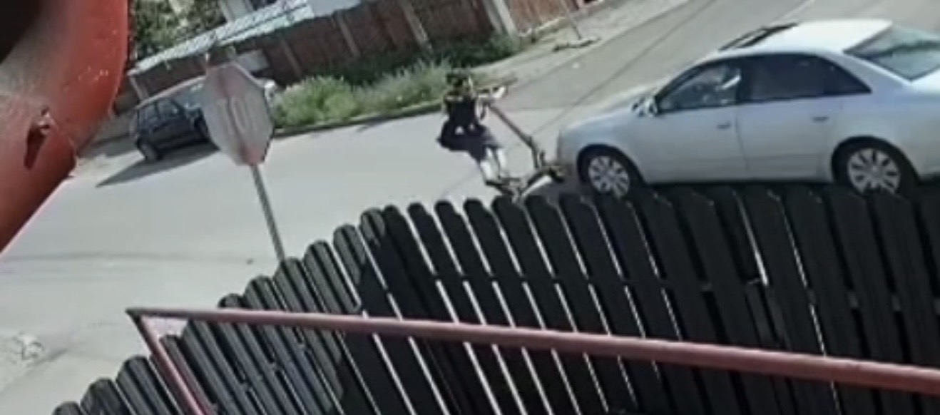VIDEÓ – Halálos veszély gyerekek kezében: brutális rollerbaleset Marosvásárhelyen