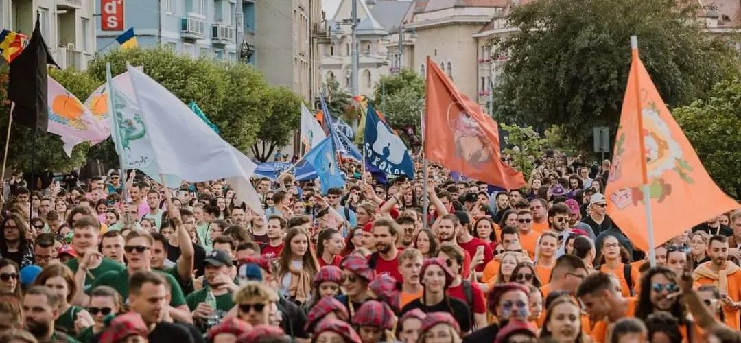 Szerdán forgalomkorlátozás lesz a diáknapok felvonulása miatt Marosvásárhely főterén