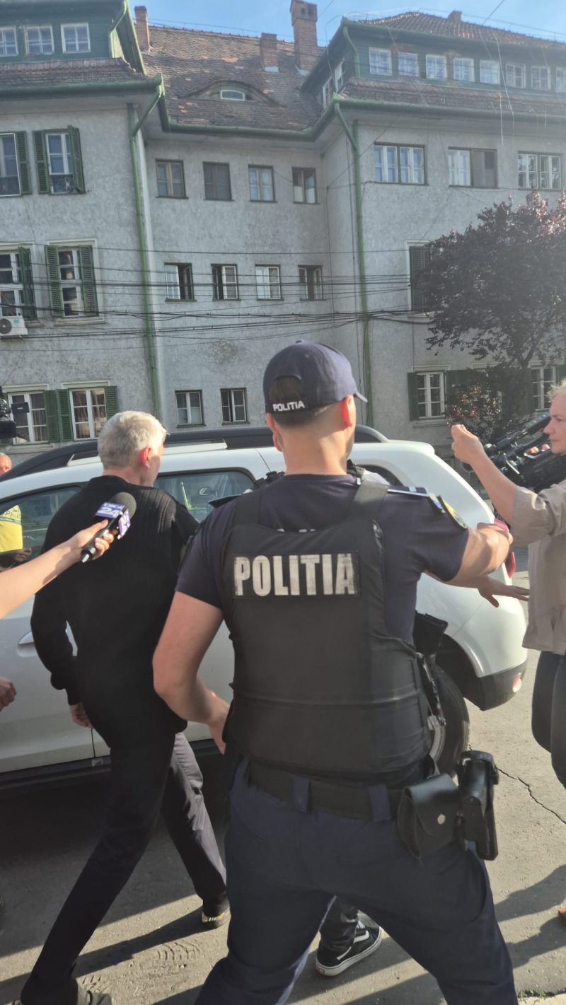 Milliókat találtak nála, kiskorúak szexuális kizsákmányolásával és mostmár drogkereskedelemmel is gyanúsítják a volt papot