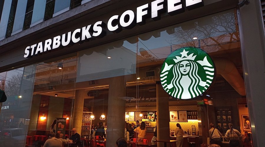 Csökkentek az eladások, veszteségbe fordult a Starbucks Romániában